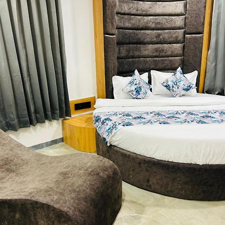 Hotel M Grand アーメダバード エクステリア 写真